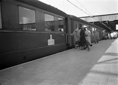 803581 Afbeelding van de D-trein Hoek van Holland - Merano langs het perron van het N.S.-station Eindhoven te ...